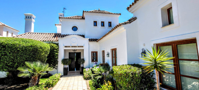 Qlistings - Villa in Estepona, Costa del Sol Thumbnail